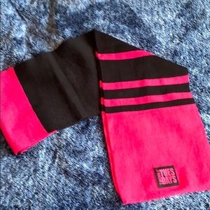 Black and magenta scarf T-Mobile